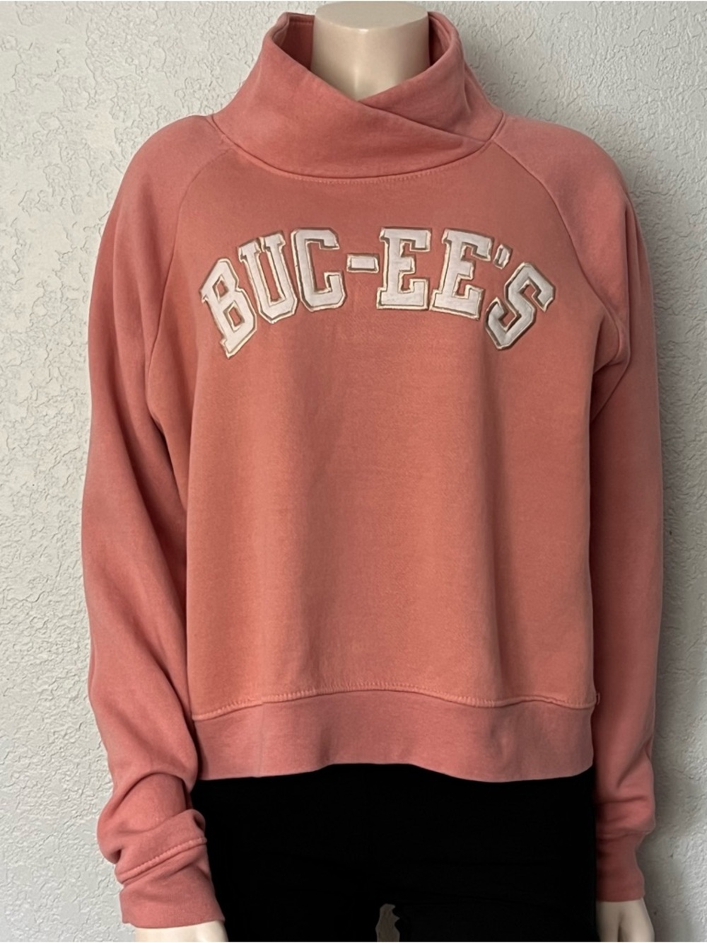 Buc-ee’s Cropped Sweatshirt Womens Sz Medium Peach Graphic Pullover Top Cute